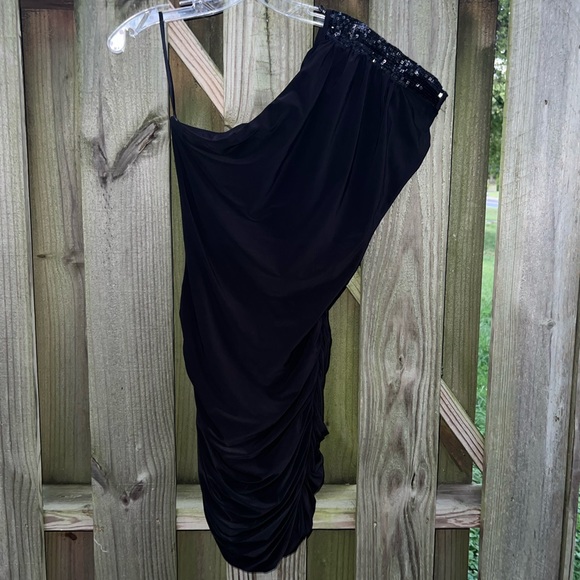 Forever 21 Dresses & Skirts - Forever 21 Black One Shoulder bodycon dress